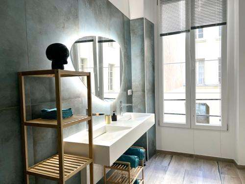巴黎MARAIS Appartement 2 Chambres 2 Salles de bain - SPA JACUZZI !的一间带水槽和镜子的浴室