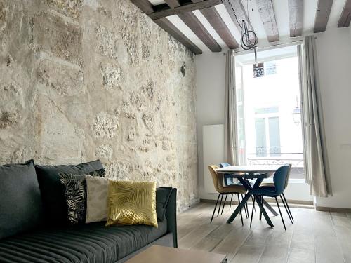 巴黎MARAIS Appartement 2 Chambres 2 Salles de bain - SPA JACUZZI !的客厅配有沙发和桌子