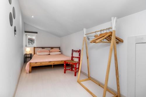 帕苏迪阿尔库什Apartamento com escada e pátio, em frente praia的一间卧室配有一张双层床和梯子
