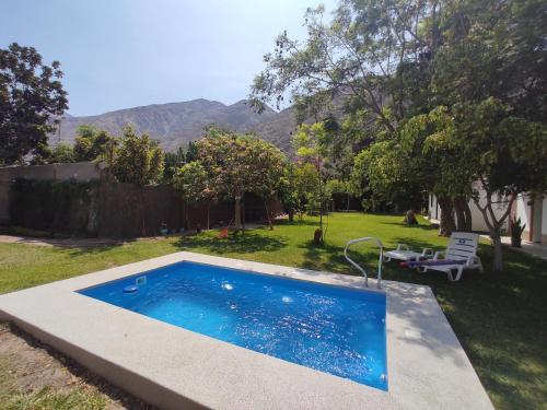 卢那欢纳Qintipillpi Lunahuaná的庭院后院的游泳池