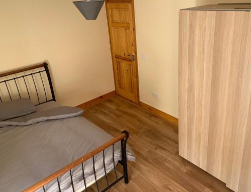 韦克斯福德Seventy Eight的一间卧室配有一张床和一扇木门