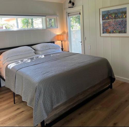 拉古纳海滩laguna beach cottage home的一间卧室,卧室内配有一张大床