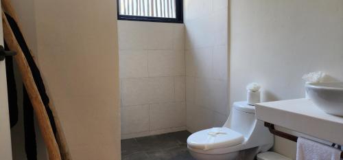 图卢姆Kin Tulum House downtown的一间带卫生间和水槽的浴室