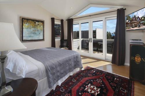 拉古纳海滩Laguna Beach Modern Home-beach across st/town 1blk的一间卧室设有一张床和一个大窗户