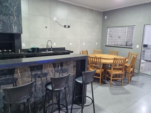 奥林匹亚Casa - Recanto do Alesson的厨房以及带桌椅的用餐室。
