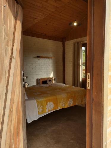 圣安东尼奥-杜皮尼亚尔Solar dos Pinhais的卧室配有一张床