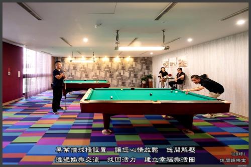 芦竹富立登国际大饭店的一群人在带台球桌的房间里打台球
