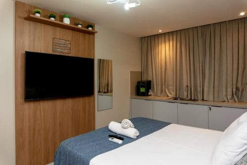 若昂佩索阿Apartamentos Decorados Próximos mar的配有一张床和一台平面电视的酒店客房