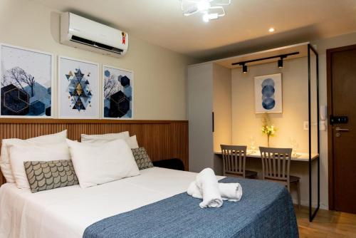 若昂佩索阿Apartamentos Decorados Próximos mar的一间酒店客房,床上放着一只宠物,上面放着蓝色的床罩
