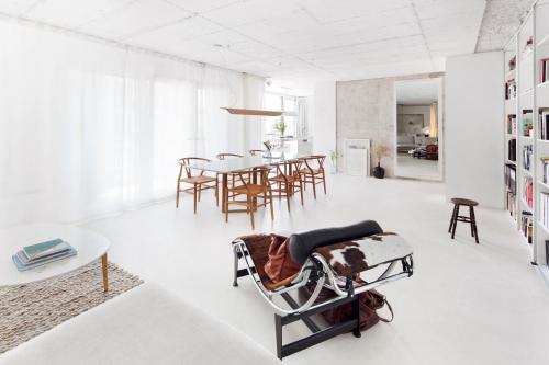 里斯本Loft River Lisbon -with garage的客厅配有椅子和桌子