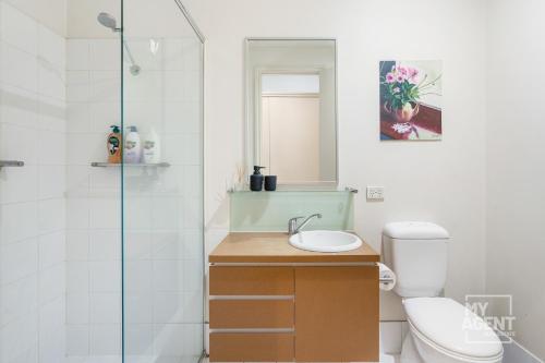 墨尔本Melbourne Bourke Street Bliss的浴室配有卫生间、盥洗盆和淋浴。