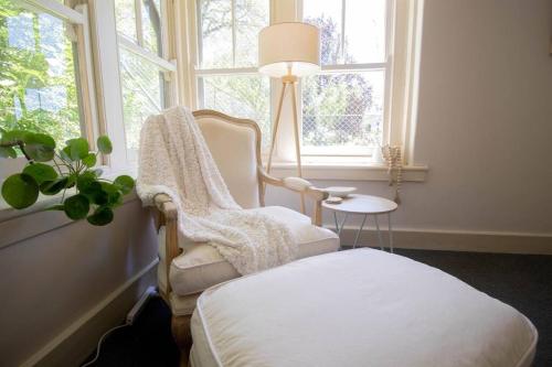 Alfredton• Parkside • Spacious central family retreat的客房设有床、椅子和窗户。