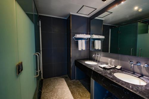 克拉克首尔酒店的浴室设有2个水槽和镜子