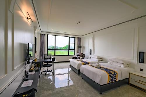克拉克首尔酒店的酒店客房配有两张床和一张书桌