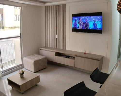内瓦Encantador Apto Con Aire的客厅设有壁挂式平面电视。