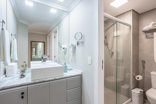 圣保罗Lindo Apartamento Alto Padrão Bela Cintra Stay的白色的浴室设有水槽和淋浴。