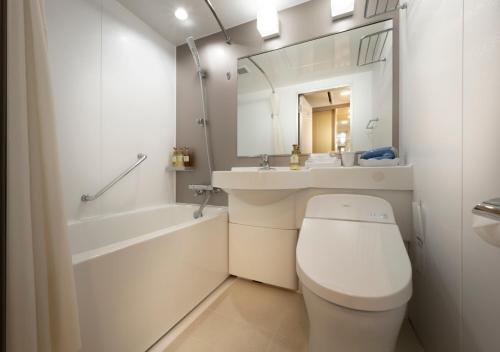 小牧市名铁小牧酒店 的一间带卫生间、水槽和镜子的浴室