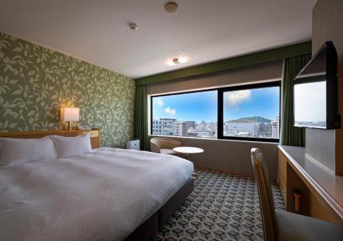 小牧市名铁小牧酒店 的酒店客房设有一张床和一个大窗户