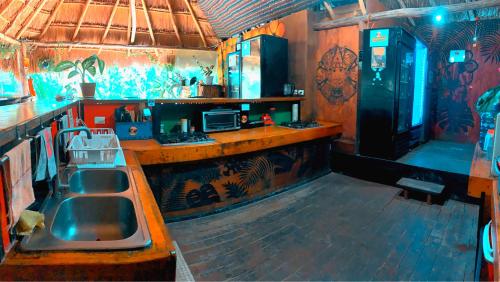 奥尔沃克斯岛Kin Hostal and Camping的厨房配有水槽和台面