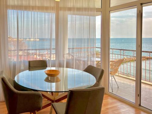 圣弗拉斯Beachfront Havana的一间设有桌子的海景用餐室