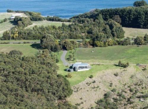 阿波罗湾Great Ocean Road Wellness and Nature Stay的享有山上房屋的空中海景