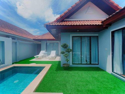 乔木提恩海滩Pattaya Jomtien Private Luxury Pool Villa 芭堤雅中天豪华私家泳池别墅的一座带游泳池的庭院