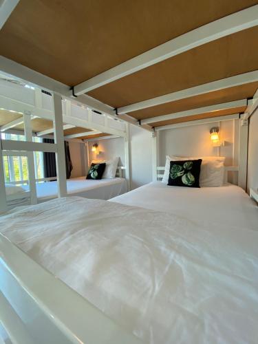 蔻立考拉克迈德居家旅舍的一张带两个枕头的大白色床
