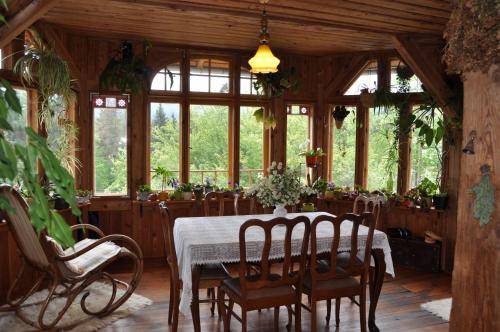 斯克拉斯卡波伦巴Villa Nostalgia的一间带桌椅和窗户的用餐室