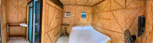 波尔多·格尼拉Bamboo House Beach Lodge & Restaurant的内部景色,设有带木墙的小浴室