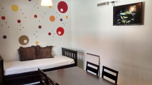 特尔马斯德里奥翁多Cabañas Ensueño del Lago的一间设有两张床和一张桌子的房间,以及一个带圆点的墙壁