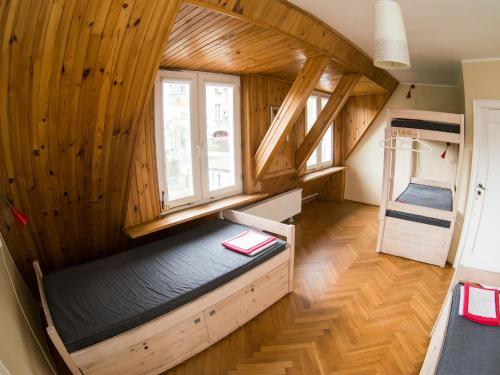 索波特Hostelino的木墙客房的一张床位