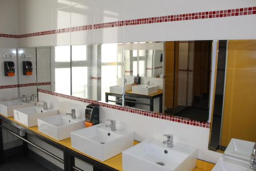 布尔戈斯Mola! Hostel Burgos的一间带三个水槽和大镜子的浴室
