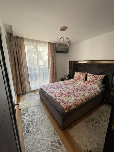 瓦尔纳Luxury Flat-4 People-Mladost的一间卧室设有一张床和一个窗口