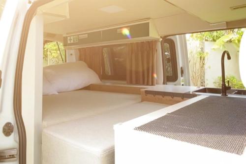DalungCampervan Bali Rental的白色的面包车,配有床和卧室