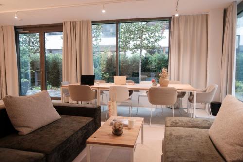 弗利姆斯Casa Flurina的客厅配有沙发和桌子