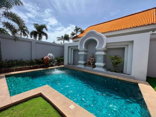 Pattaya Jomtien Private Luxury Pool Villa 芭堤雅中天豪华私家泳池别墅内部或周边的泳池