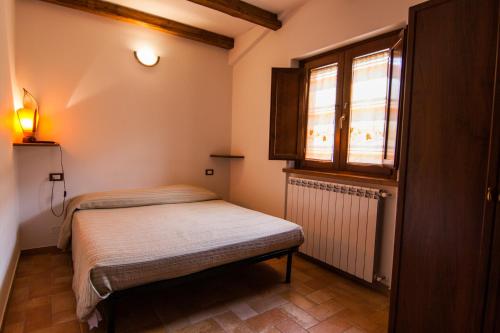 斯坎诺阿尔派斯池欧乡村民宿的小房间设有两张床和窗户