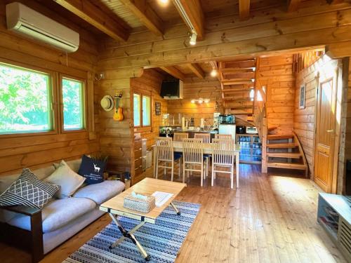 下田Sunny Side Cottage的小木屋内的客厅和厨房