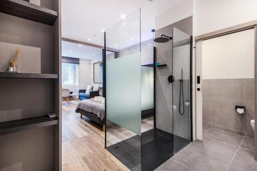 伦敦Circlelet Luxury Private Suite 3的卧室的玻璃淋浴间