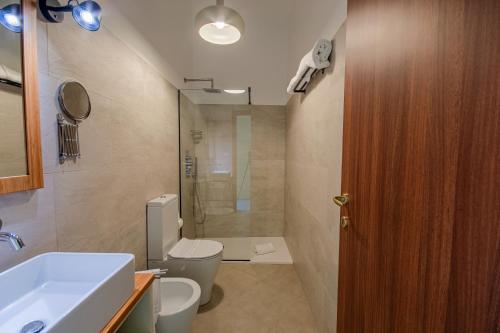 阿茨特雷扎拉西沃卢姆斯住宿加早餐旅馆的浴室配有卫生间、盥洗盆和淋浴。