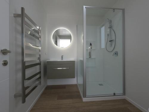 ApplebyBerryfields 64的带淋浴、盥洗盆和镜子的浴室