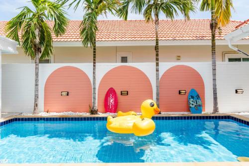 七岩Winter Home Villa Huahin的在酒店游泳池里的一个橡皮鸭