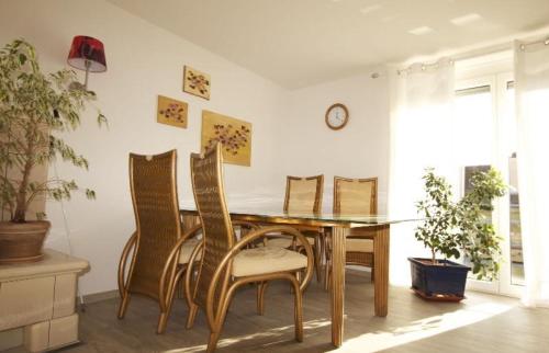 沃尔法赫Haus Rebberg的一间带桌椅的用餐室