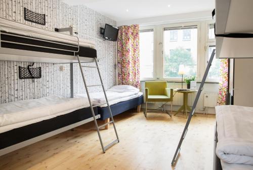 哥德堡Slottsskogens Hostel的一间卧室配有两张双层床和一张书桌