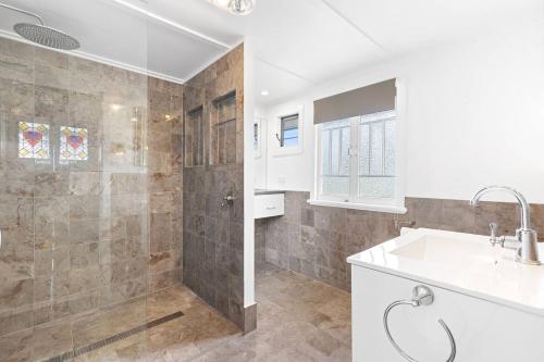 UranganPrivate Resort-style Queenslander at Hervey Bay的一间带水槽和淋浴的浴室