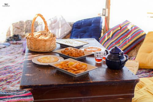 Nuweiba‘ el MuzeinahPalm Valley camp的一张桌子,上面有盘子和篮子