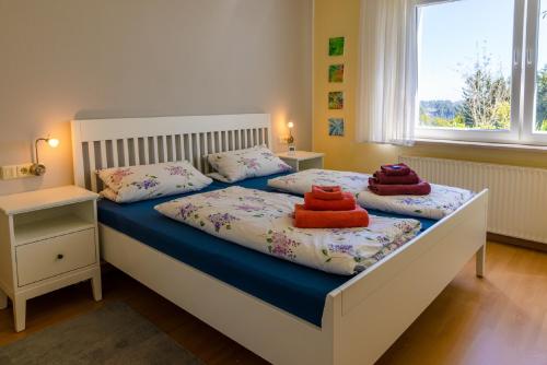 温特贝格特拉普公寓的一间卧室配有一张带两个枕头的床