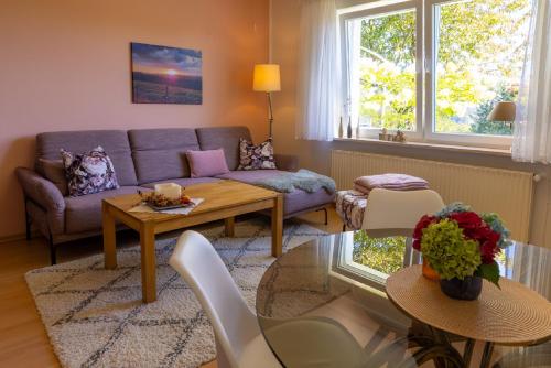 温特贝格特拉普公寓的客厅配有沙发和桌子