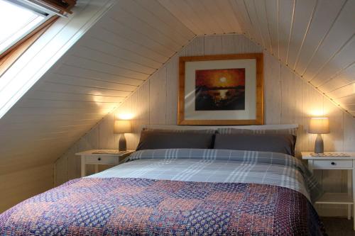 StrathdonSmithy Cottage的阁楼卧室配有床