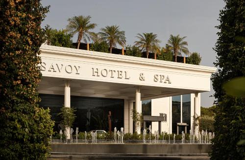 帕埃斯图姆Savoy Hotel & Spa - Preferred Hotels & Resorts的带有标志的建筑,可让您重新选择酒店和水疗中心